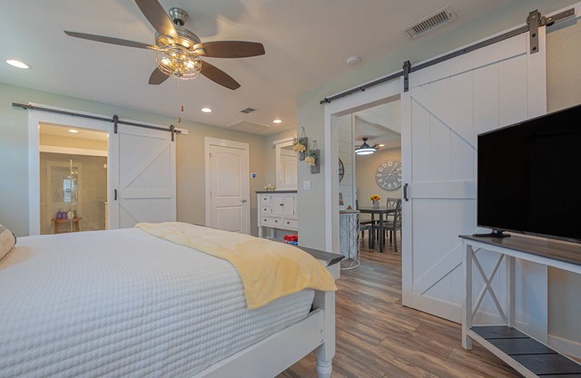 Charming coastal home min from beach and bay!!! Sleeps 9!