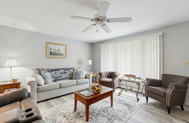 Charming Coastal Retreat with Comfortable Living Space and Washer/Dryer