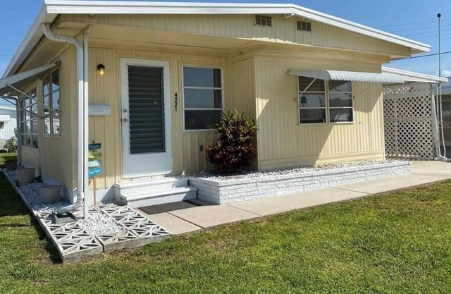 Charming Coastal Retreat: Your Dream Vacation by the Sea