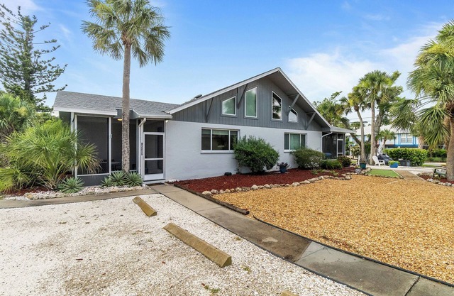 Charming Coastal Retreat at Sanibel Shores-Walk to the Beach