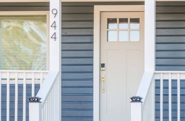 Charming coastal getaway just minutes from Edisto Beach! Enjoy a spacious home with a full kitchen, cozy living areas, and peaceful outdoor spaces. Perfect for families, couples, or friends seeking beach days, fishing, and relaxation.