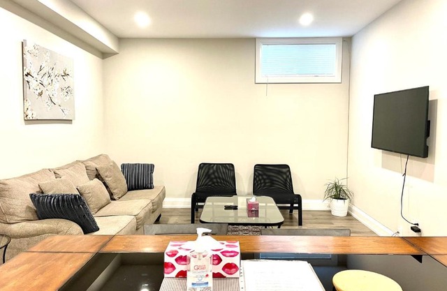 Charming, Comfortable Bsmt Apartment in Pickering