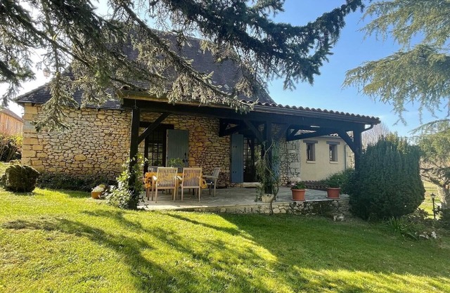 Charming Comfy 6 person cottage w/ private pool & large garden, Les Eyzies