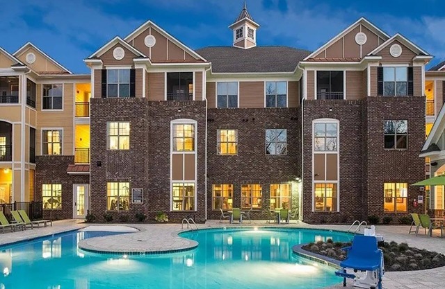 Charming & Comfy ~ w/ King Bed & Patio!