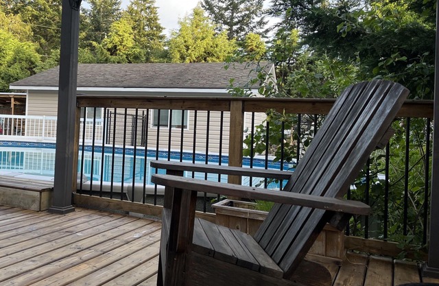 Charming Comox Retreat: Pool, Jacuzzi, Near Beach, Parks and Pub