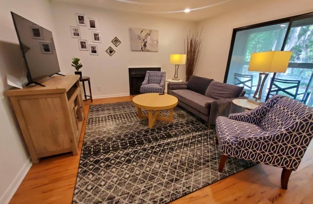 Charming Condo amongst trees Close to Everything