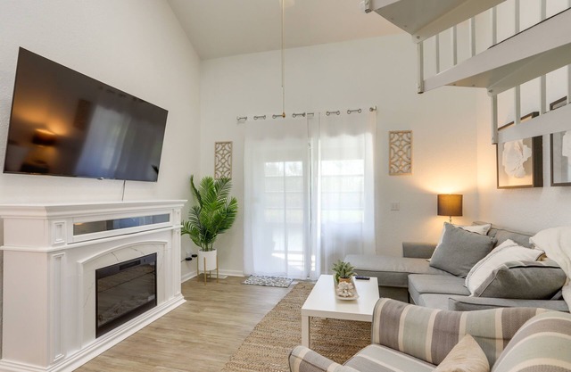 Charming Condo on Lake Erie w/ Community Pool
