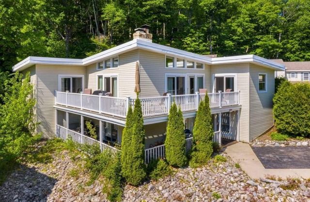 Encantador condominio en el carril bici, minutos a Petoskey y Harbor Springs!