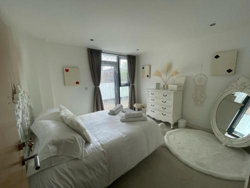 Charming & Cosy Double Room with Balcony in Wembley - Walking Distance to Wembley Stadium!