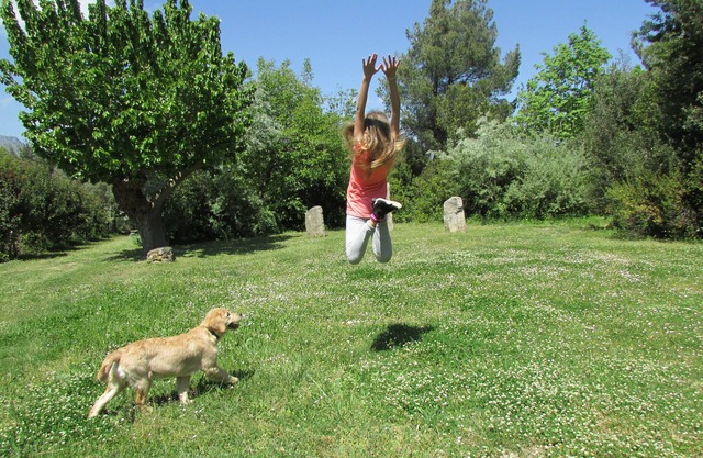 COTTAGES con encanto (hasta 4-6 p) enclavados por amplios jardines (piscina, montañas, playa)