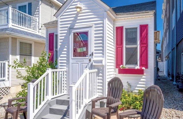 Charming cottage in Seaside Heights, 3 houses from beach, parking, beach badges