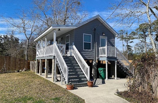 Charming cottage a block from the Lakefront. Walk to restaurants and shopping.