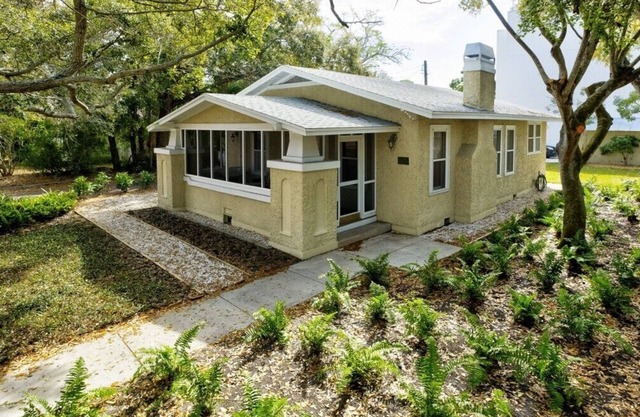 Charming Cottage DOWNTOWN SARASOTA. MINUTES FROM SIESTA KEY!!