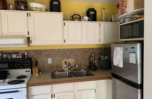 Charming cottage in beautiful Nanaimo Kitchen AC, WiFi on the Nanaimo River
