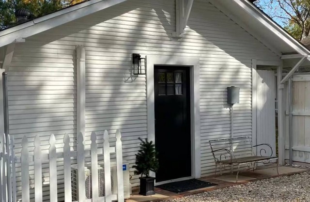 Charming cottage in beautiful historic Abilene neighborhood with AC, WiFi