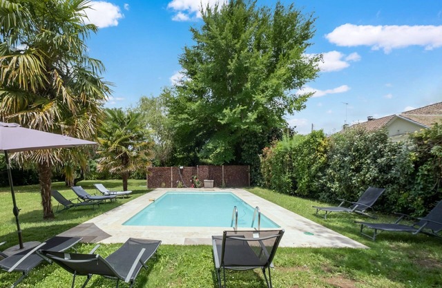 Villa en pueblo con piscina privada