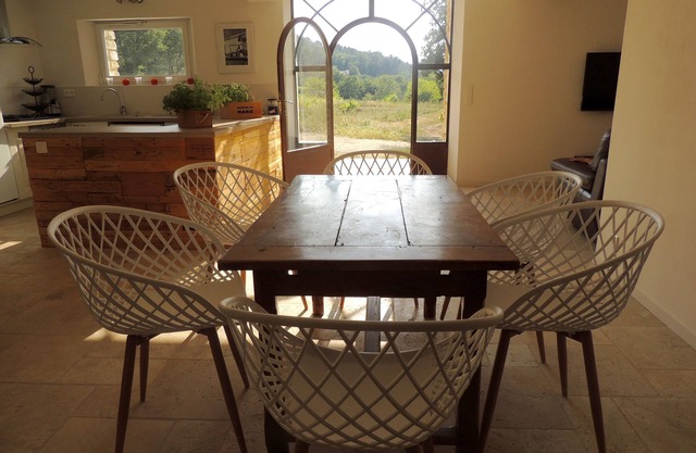 Encantadora casa de campo en la casa de piedra rodeada de viñedos en el Luberon