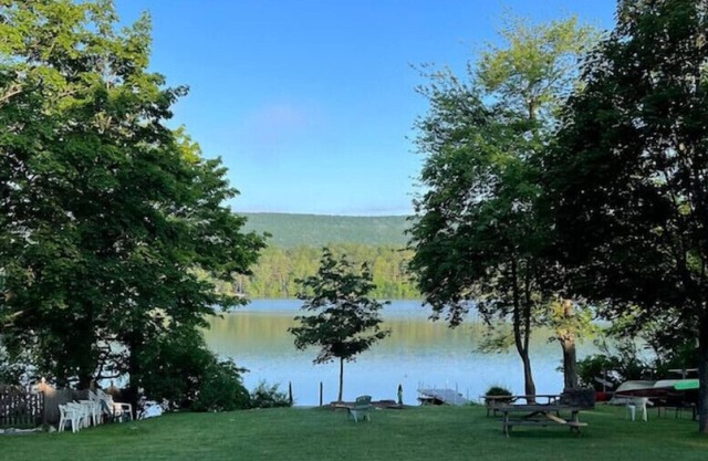 Charming cottage in private lakeside community. Walking distance to Tanglewood.
