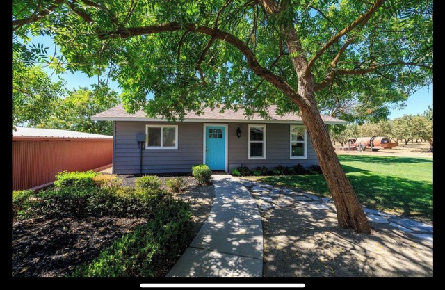 Charming cottage located on a secluded farm nestled between SFO and Yosemite NP!