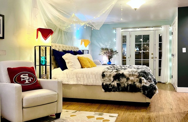 Charming Cottage Near Downtown Sac with Office & 5 Star Home