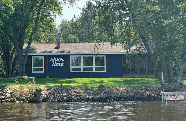Charming cottage nestled on the banks of the Wis River for next family vacation