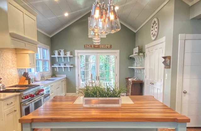 Charming Cottage on Isle of Hope