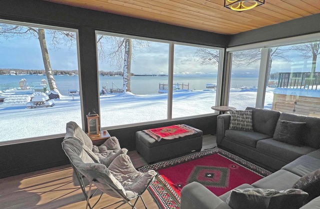 Charming Cottage on Lake Simcoe