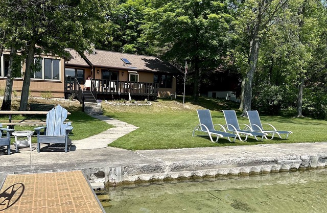 Charming Cottage on North Shore of Little Traverse Lake-LeelanauCounty