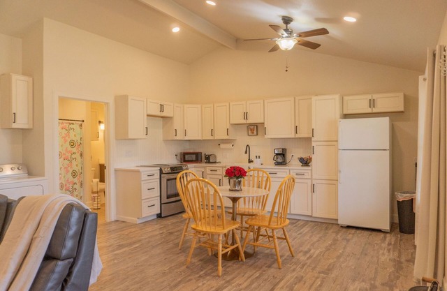 Charming cottage on one acre 10 min from universities and hospitals