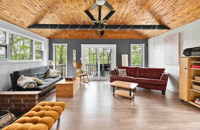 Charming Cottage on the Lake - Family and Pet Friendly