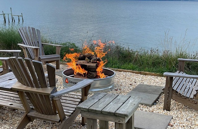 Charming cottage on Chesapeake Bay with private sand beach and 1 acre to play on