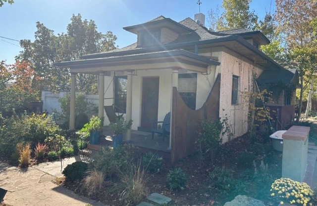 Charming cottage, private pickleball, walk to restaurants, fast wifi, 1 acre