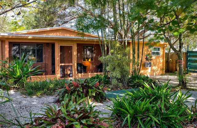 Charming Cottage short distance to Downtown Sarasota
