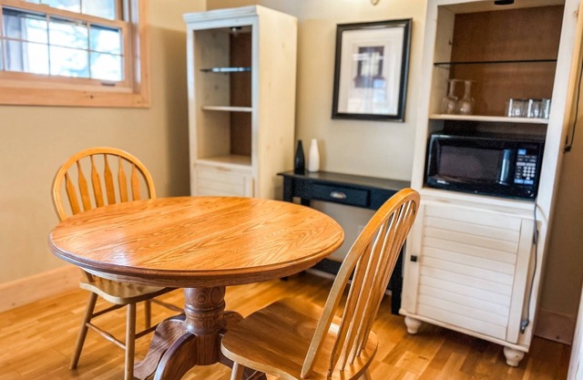 Charming Cottage Suite, superb Stoney Lake location-fabulous view, pet friendly