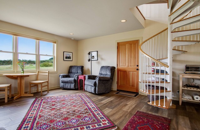 Charming cottage w/ dramatic views and fireplace. Ideal location