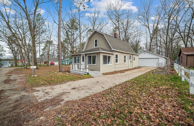 Charming Cottage w/ Lake Access and private Fire Pit