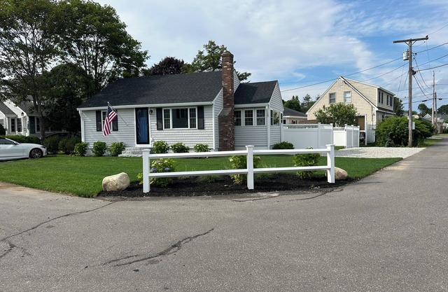 Charming Cottage w/ WiFi, AC in York, Walking Distance to Long Sands Beach