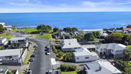 Charming Cottage - with deck & beach access
