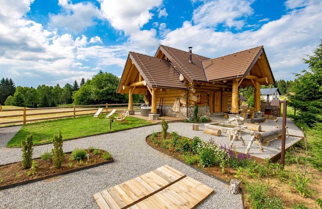 Charming cottage with outdoor jacuzzi in Hlevci