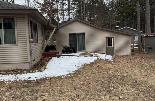 Charming Cottage with AC 2 minute walk from Higgins Lake!