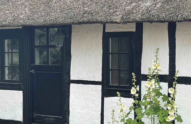 Charming cottage within walking to beach
