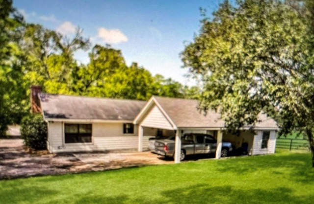 Charming Country Bungalow; serene setting close to Lake Conroe & The Woodlands