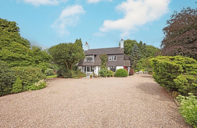 Charming Country Cottage Retreat with Hot tub/Sauna/Cold Plunge Pool & Lake View