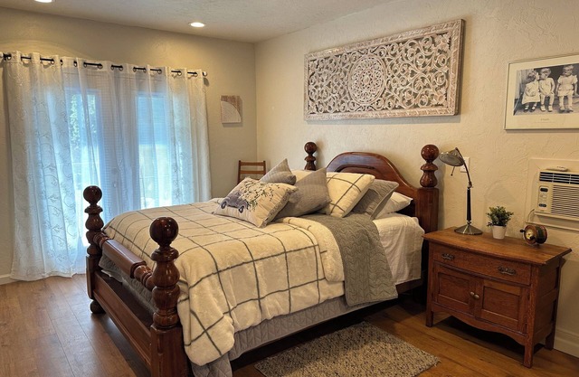 Charming Country Cottage with Stunning Mountain Views & Modern Comforts