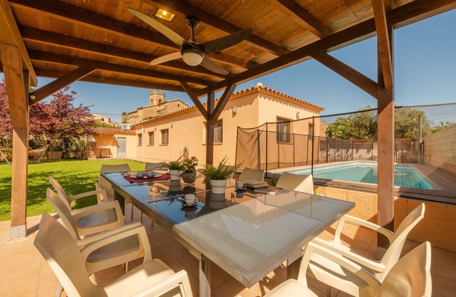 Encantadora casa rural ideal para familias, con gran jardín y piscina