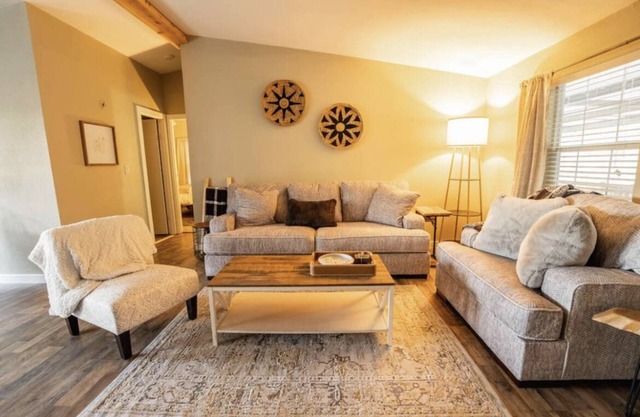 Charming Country Retreat w/ hot tub-10 min from Downtown McKinney!