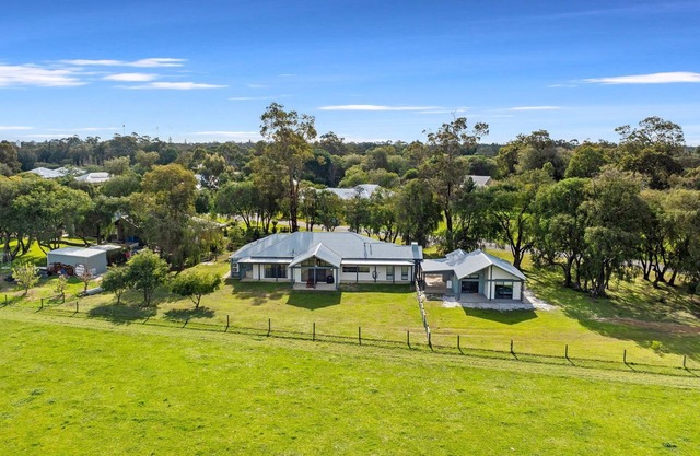 Charming Countryside Getaway: Cozy Farm View Retreat in Bovell