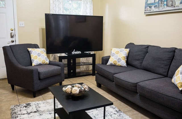 Charming Cozy 3-bedroom 2-bath house near the AT&T Stadium in Arlington