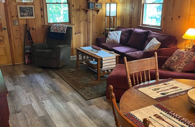 Charming Cozy 3-bedroom Canary Cottage overlooking Fife Lake with lake access.