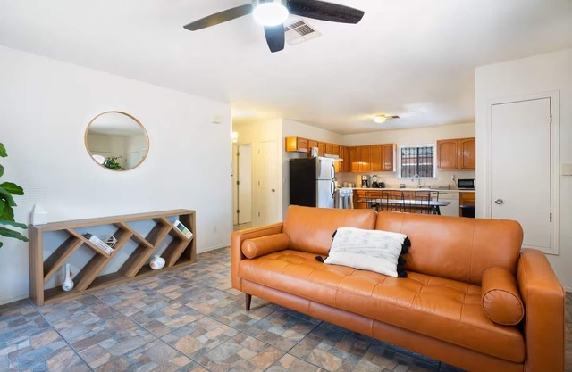 Charming & Cozy ~ 5★ Location ~ Backyard ~ Parking